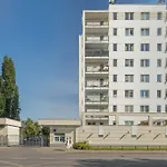 Family With Parking And Workspace Near Metro In By Renters