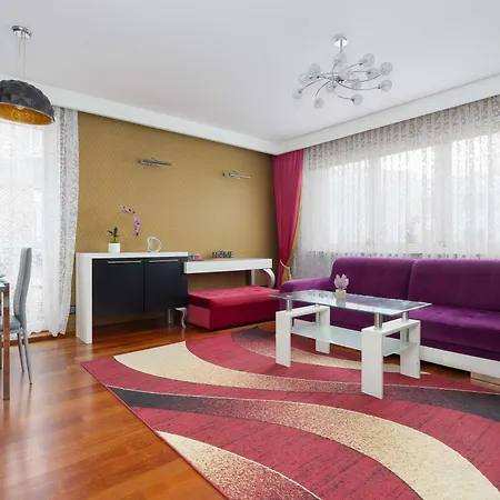 Family With Parking And Workspace Near Metro In By Renters דירה