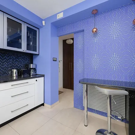 Family With Parking And Workspace Near Metro In By Renters