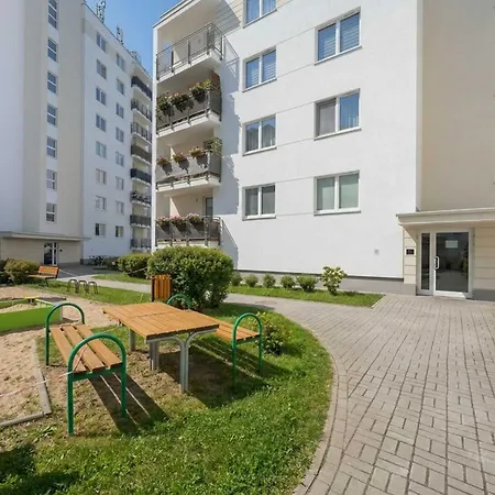 Family With Parking And Workspace Near Metro In By Renters
